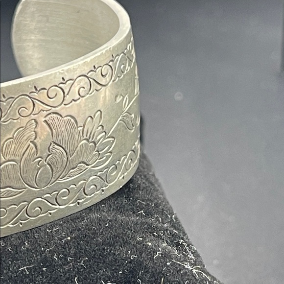 1.31.26-29  Kirk Stieff Pewter Spring Peony Engraved Cuff Bracelet - Picture 4 of 8